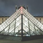 夜、魅力的な観光用な美術館