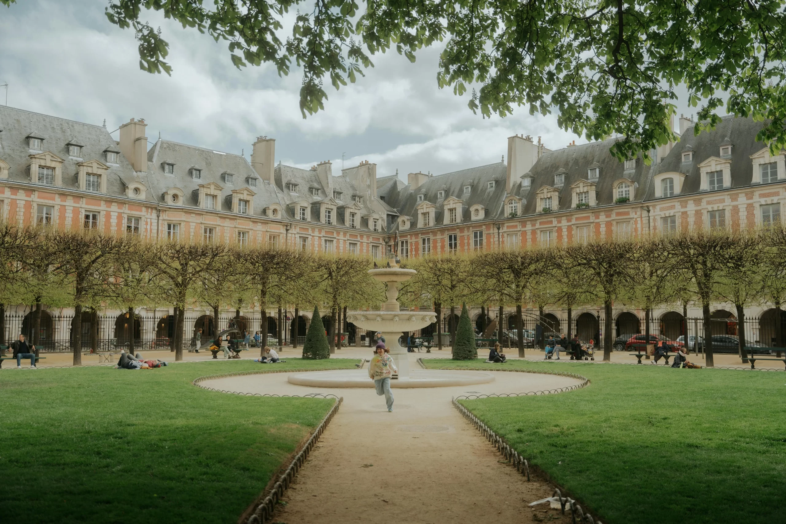 ヴォージュ広場】： Place des Vosges ｜フランスの緑豊かな庭園