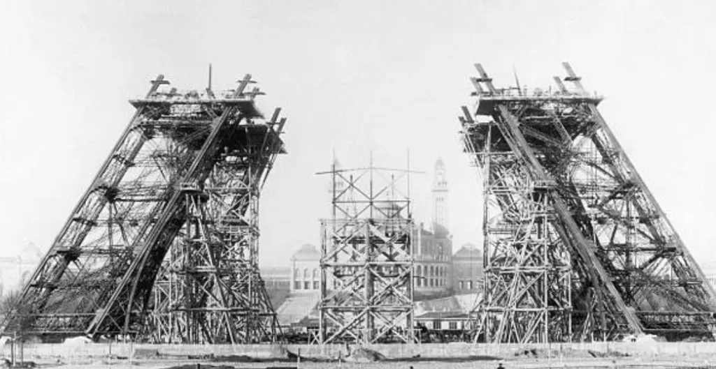 エッフェル塔は建設中の時