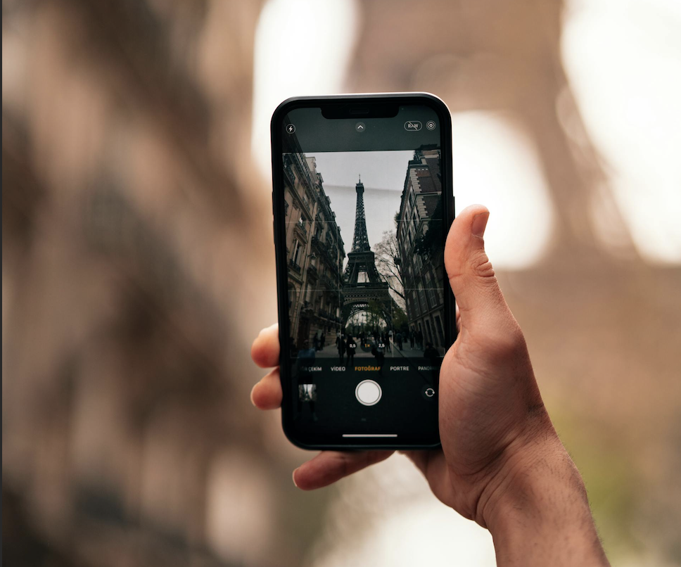 エッフェル塔の写真を撮っている観光客