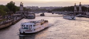 船が見えるセーヌ川