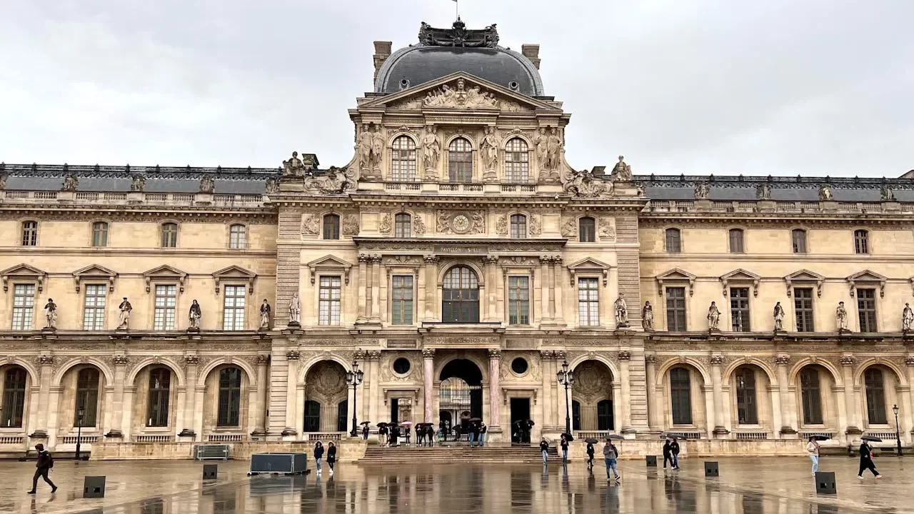 パリのパレロワイヤルの前の広場