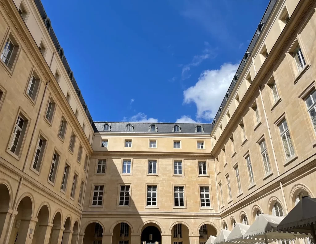 オテル・ドゥ・ラ・マリーヌの歴史の持ってる建物の中に