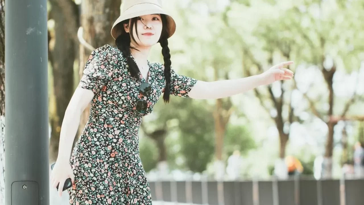 手を挙げる人
タクシー止まる
パリタクシーアプリ