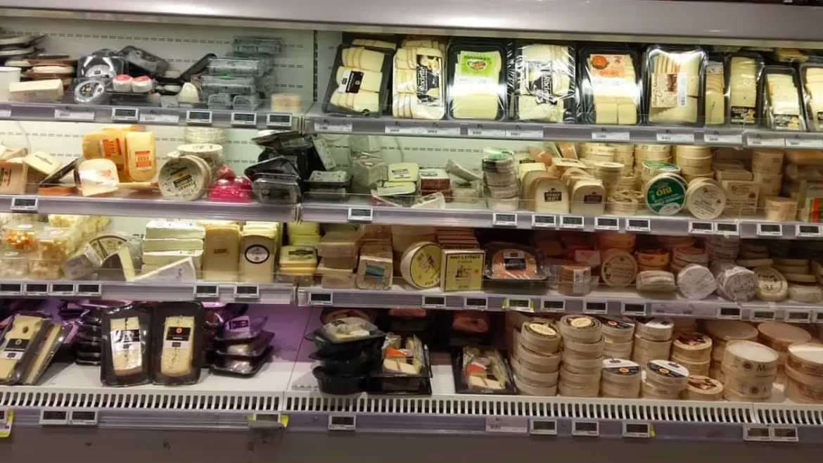 パリのスーパーにあるフランスのチーズ