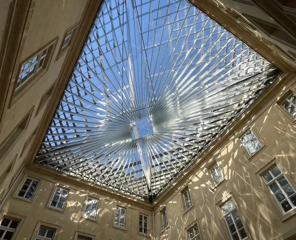 パリの美しい空が見える監督官の中庭から