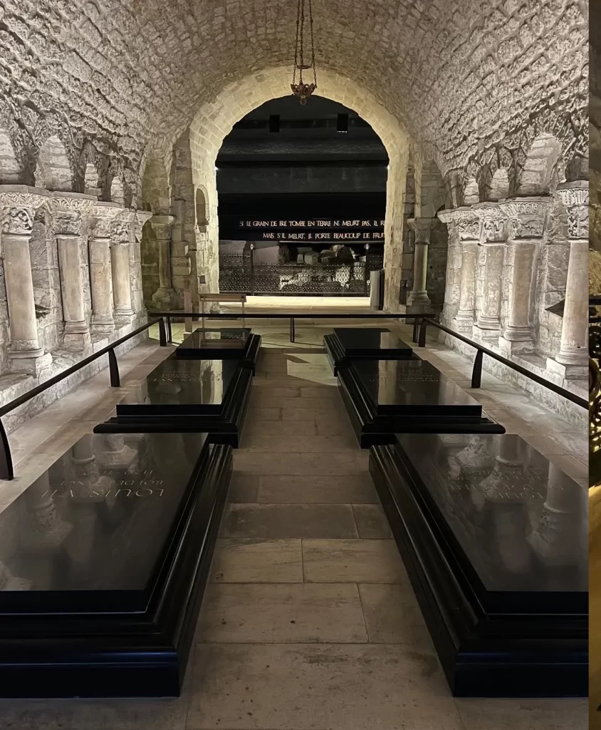 サンドニ大聖堂の王の墓所
「フランス王の眠る地」