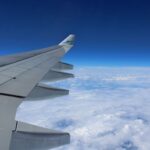 雲の上を飛ぶ飛行機の翼