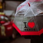 雨の日のパリの街並みと傘