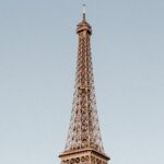 青空の下のエッフェル塔