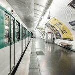 パリのメトロの駅とホーム
